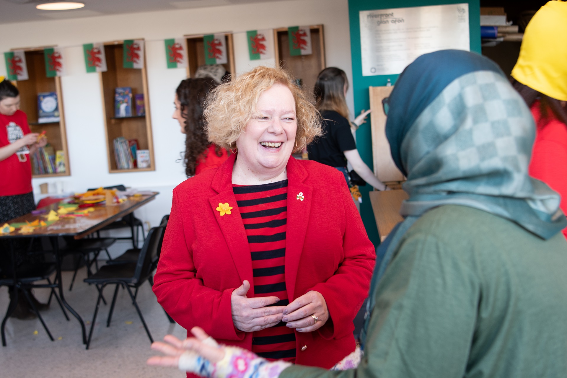 Jane Mudd yn siarad â phreswylwyr.