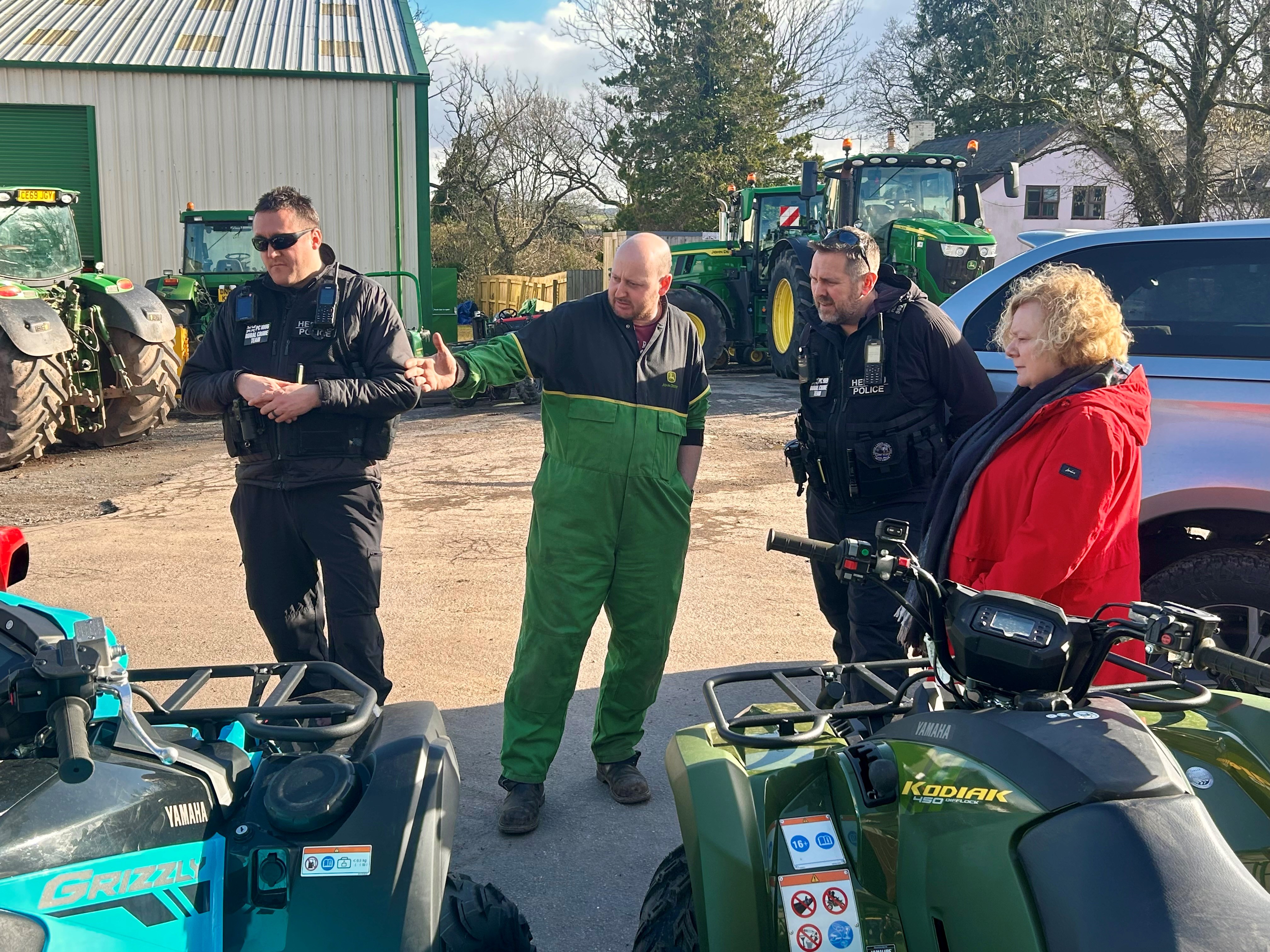 Comisiynydd gyda swyddogion heddlu a gweithiwr gwledig