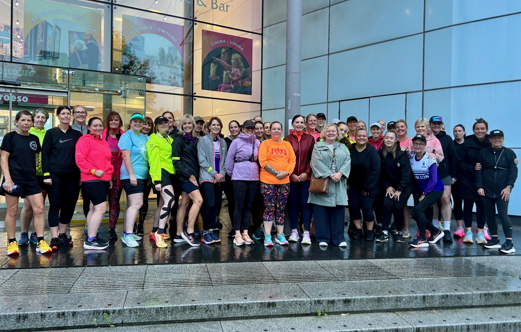 Jane Mudd gyda rheiniwyr o Casnewydd