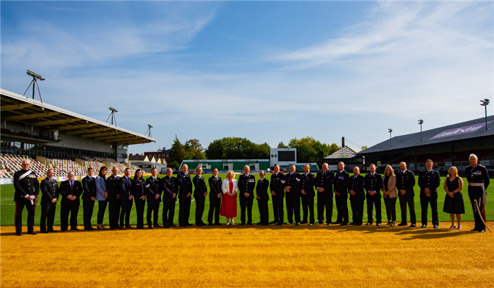 Jane Mudd gyda swyddogion