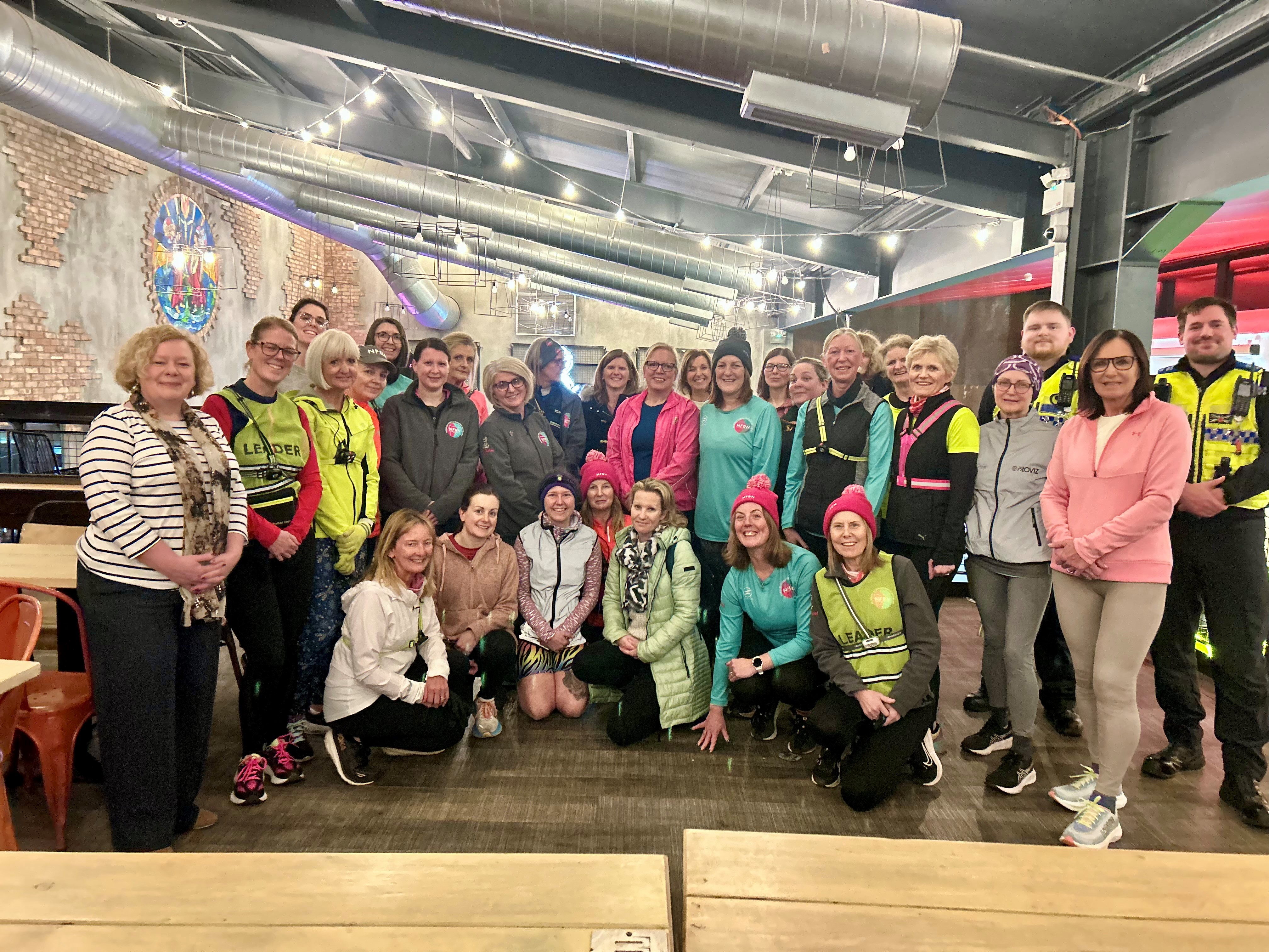 Jane Mudd gydag aelodau o Rwydwaith Rhedwyr Merched Casnewydd a Heddlu Gwent.