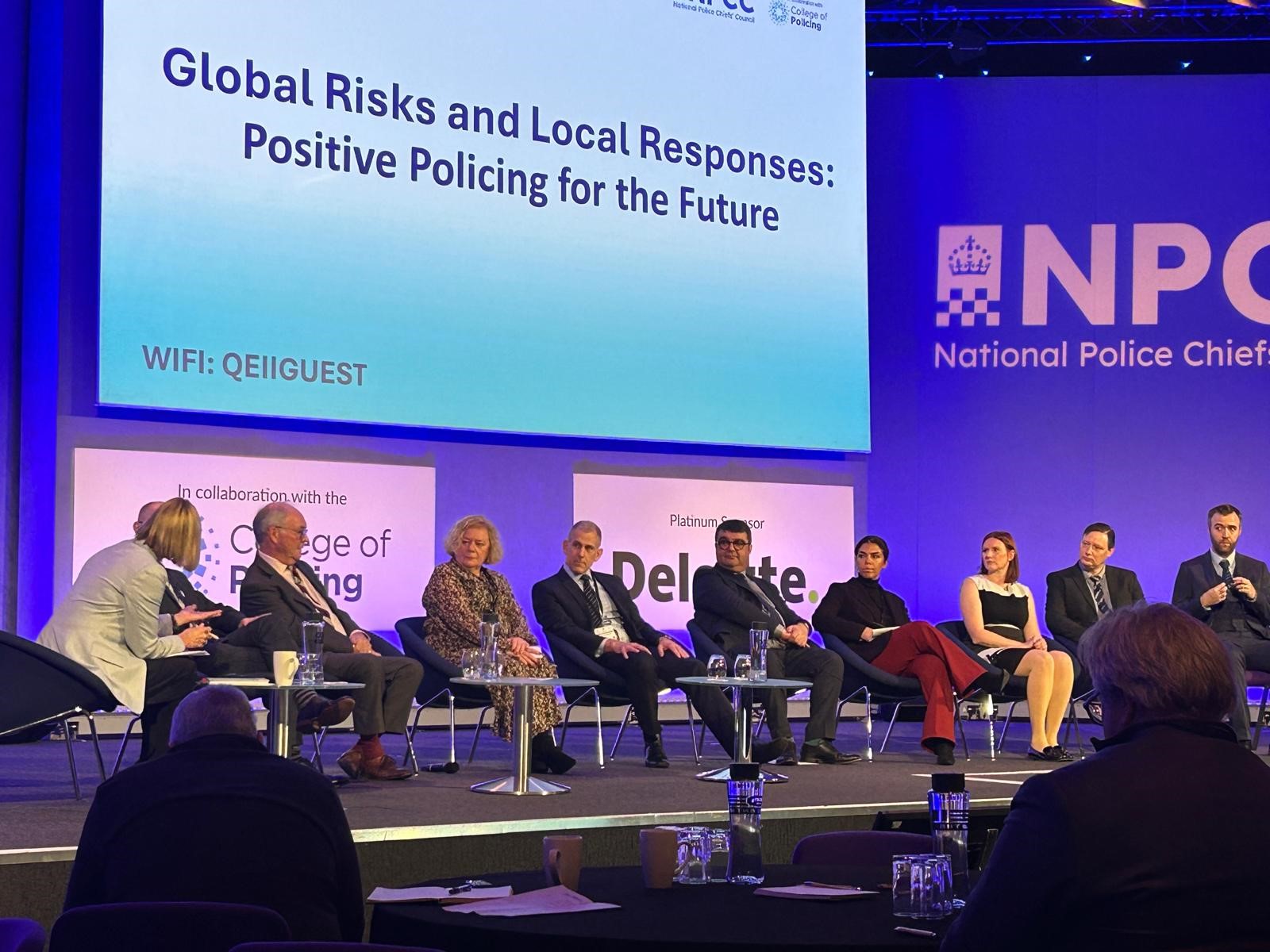 Jane Mudd ac aelodau'r panel