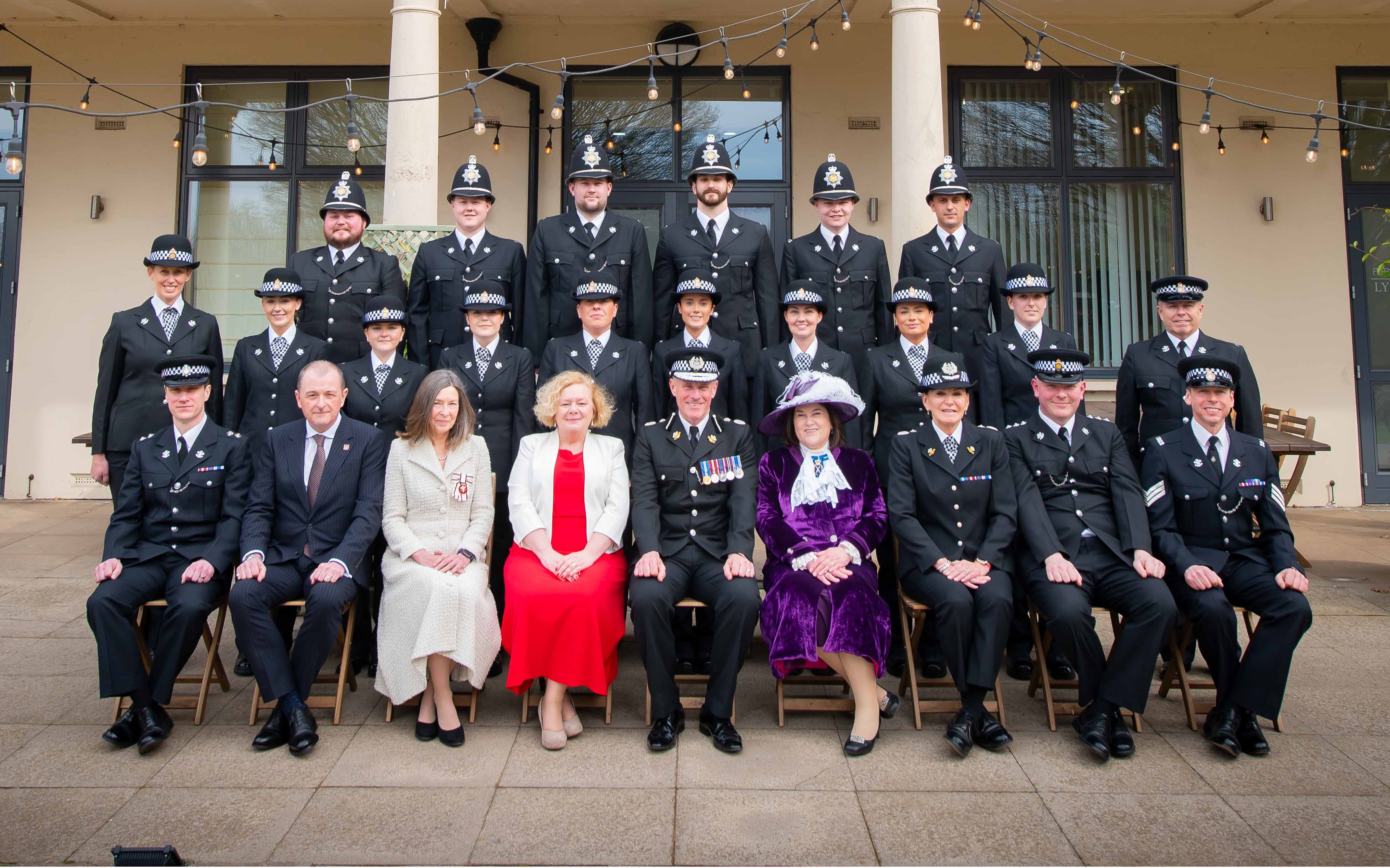 Jane Mudd yn posio gyda recriwtiaid Heddlu Gwent