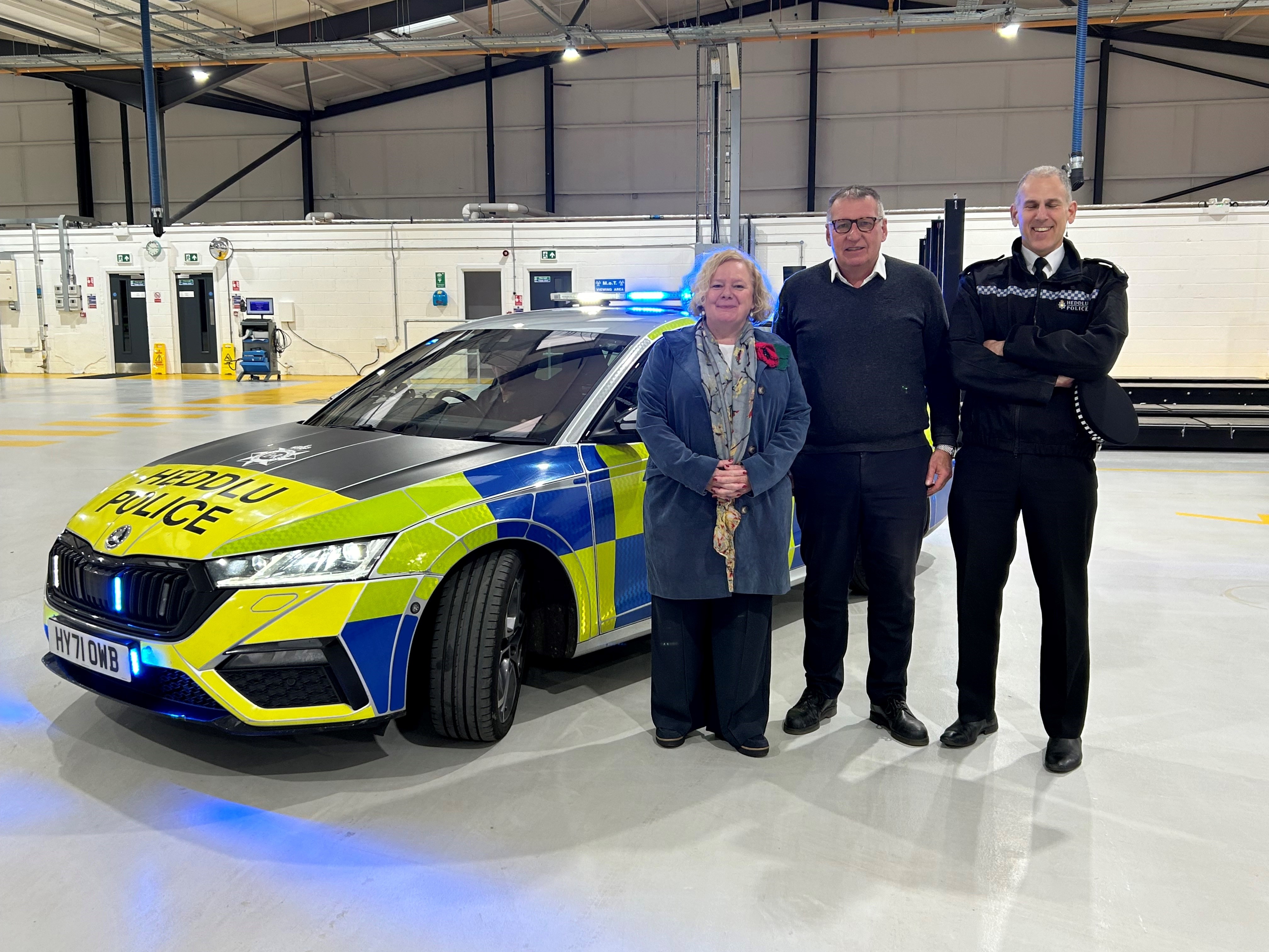 Jane Mudd gyda swyddogion o wasanaethau fflyd