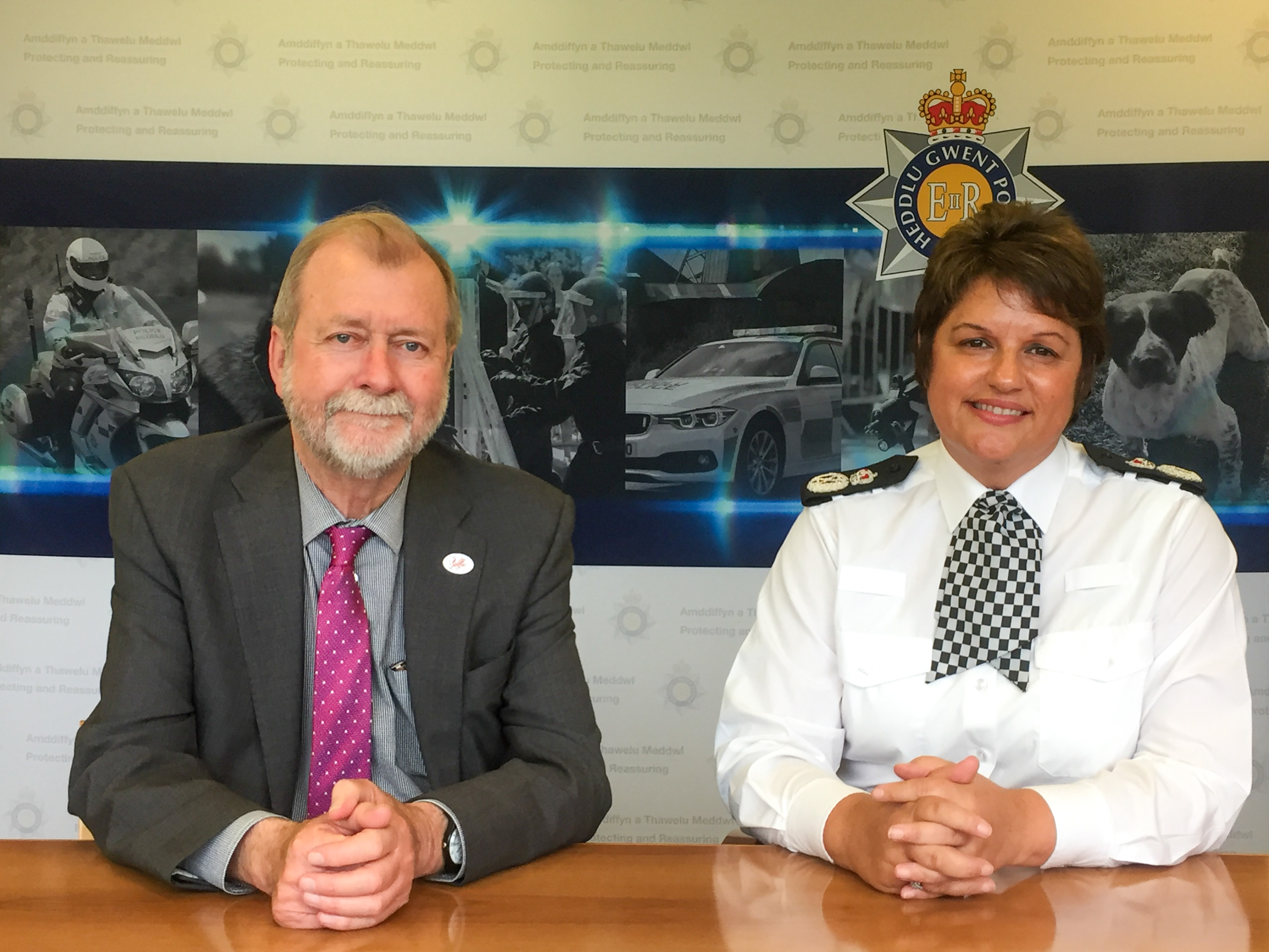 Jeff Cuthbert gyda Pam Kelly