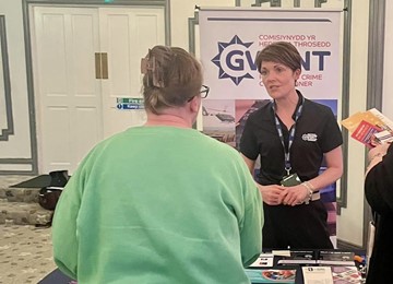 Staff OPCC yn siarad â phreswylwyr