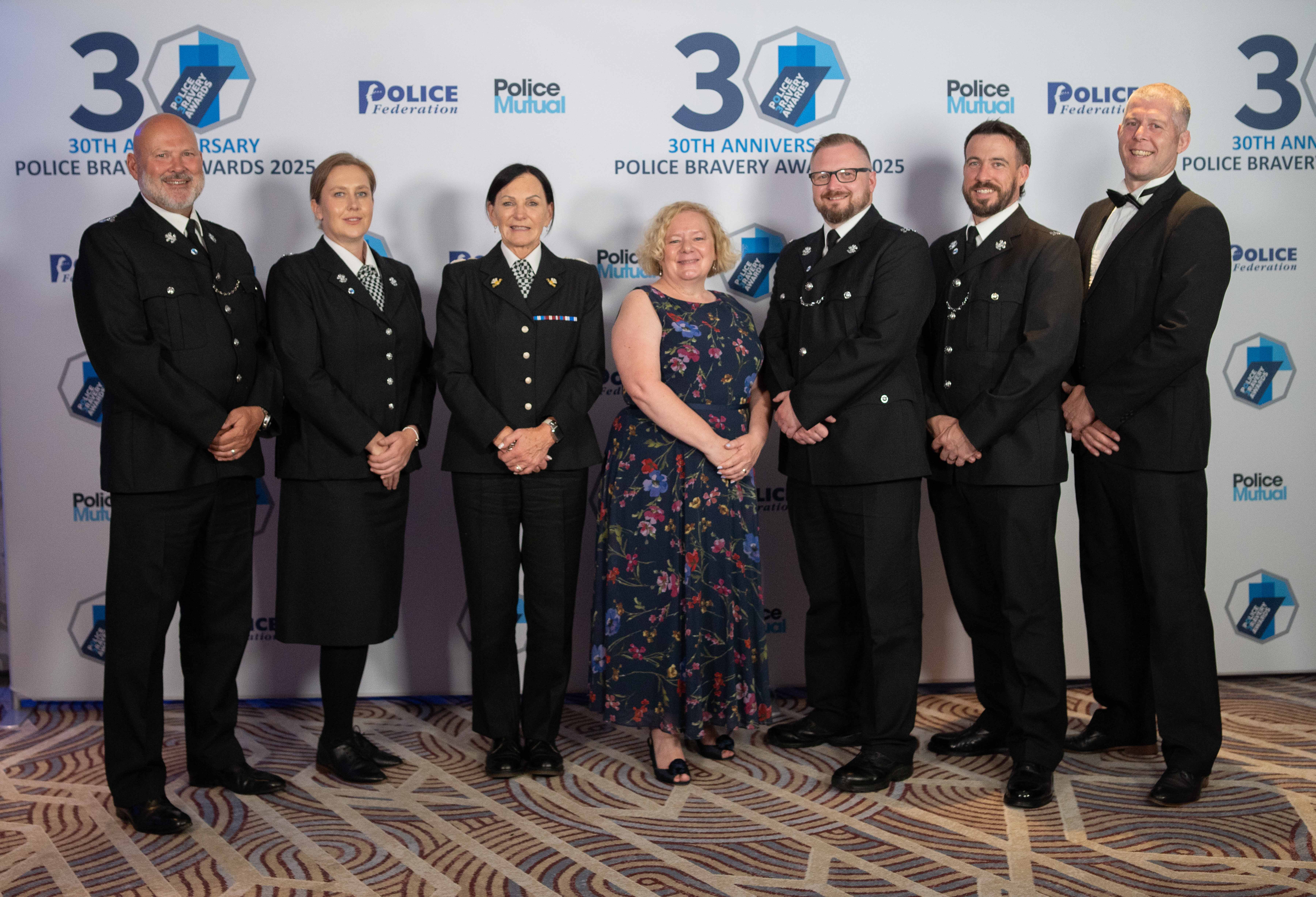 Jane Mudd gyda swyddogion yr heddlu