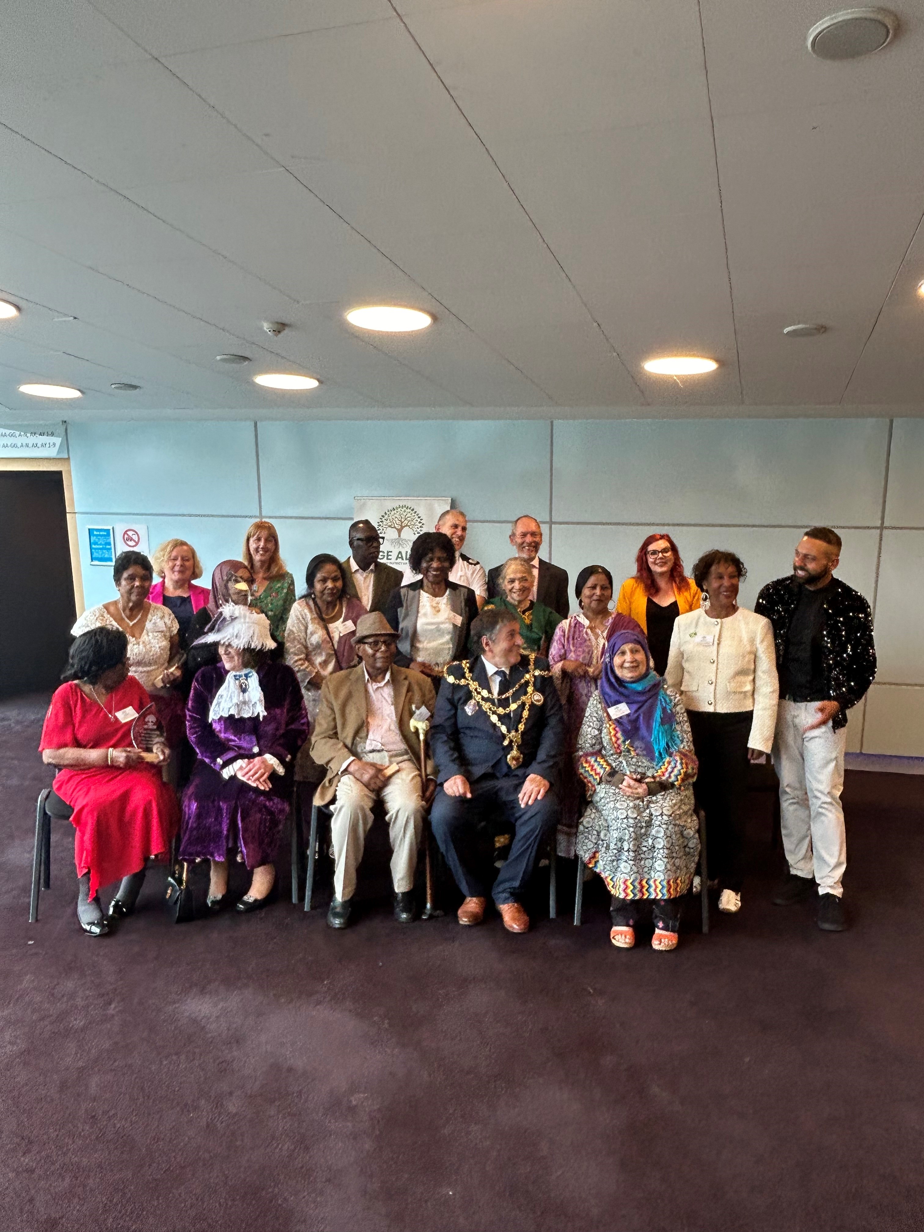 Jane Mudd gydag enillwyr gwobrau yn y digwyddiad Age Alive