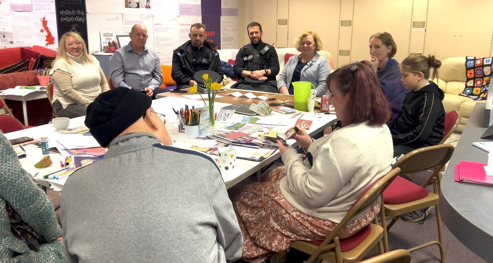 Jane Mudd yn siarad â thrigolion