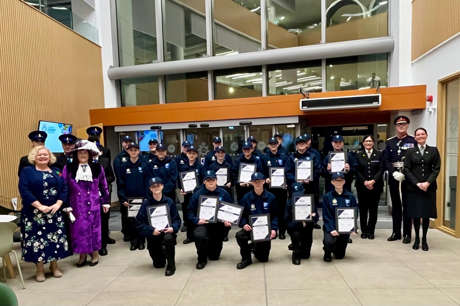 Cadetiaid yr heddlu yn dal tystysgrifau