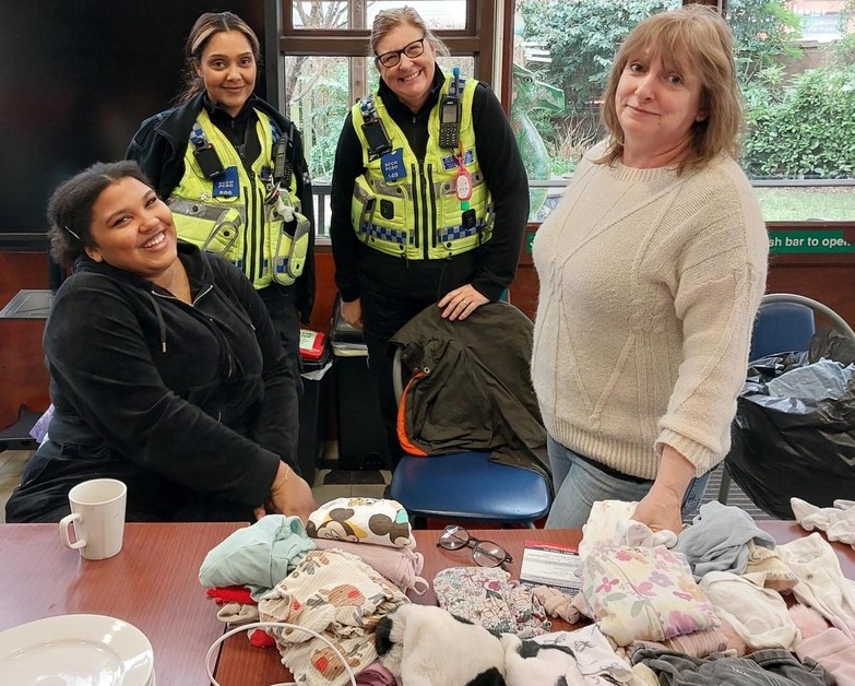 Swyddogion heddlu gydag aelodau o'r cyhoedd