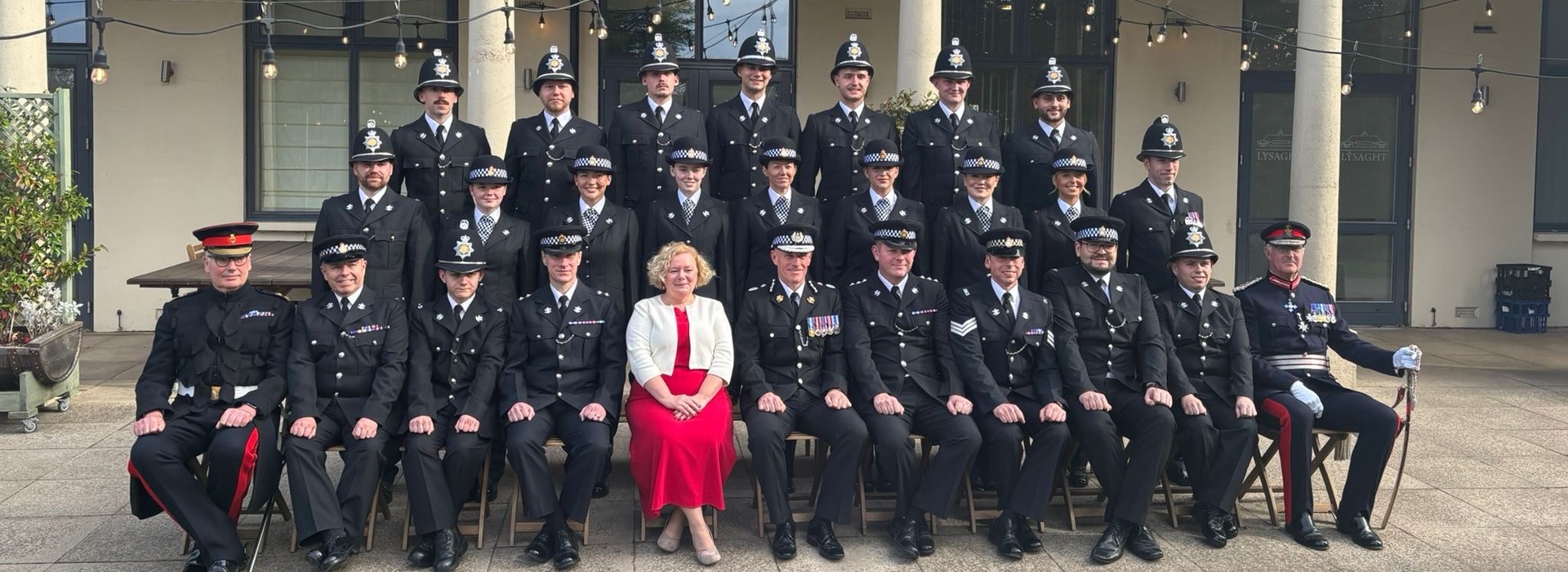 Jane Mudd gyda swyddogion newydd