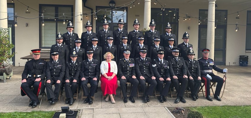 Jane Mudd gyda swyddogion newydd