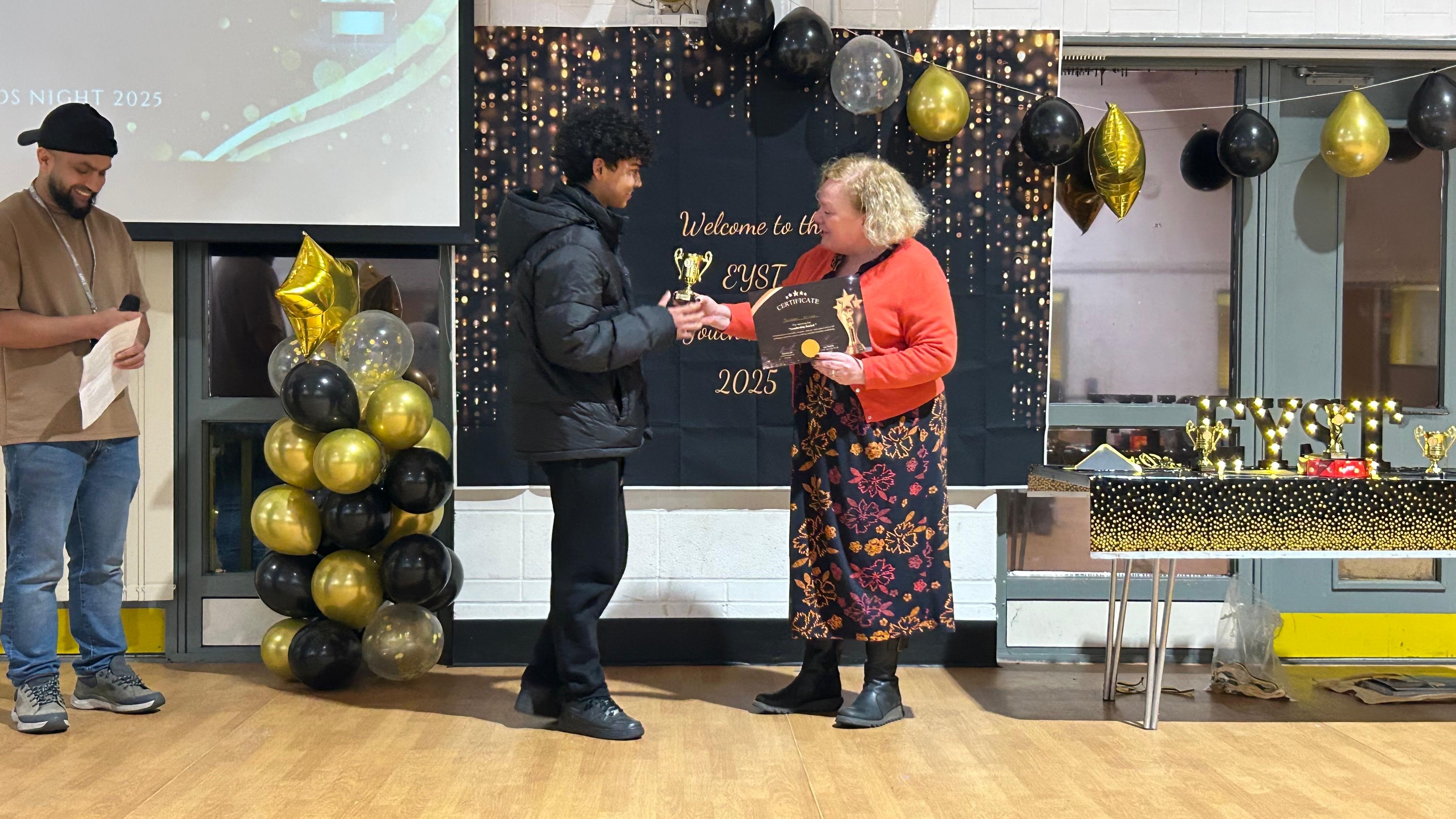 Jane Mudd yn cyflwyno gwobr