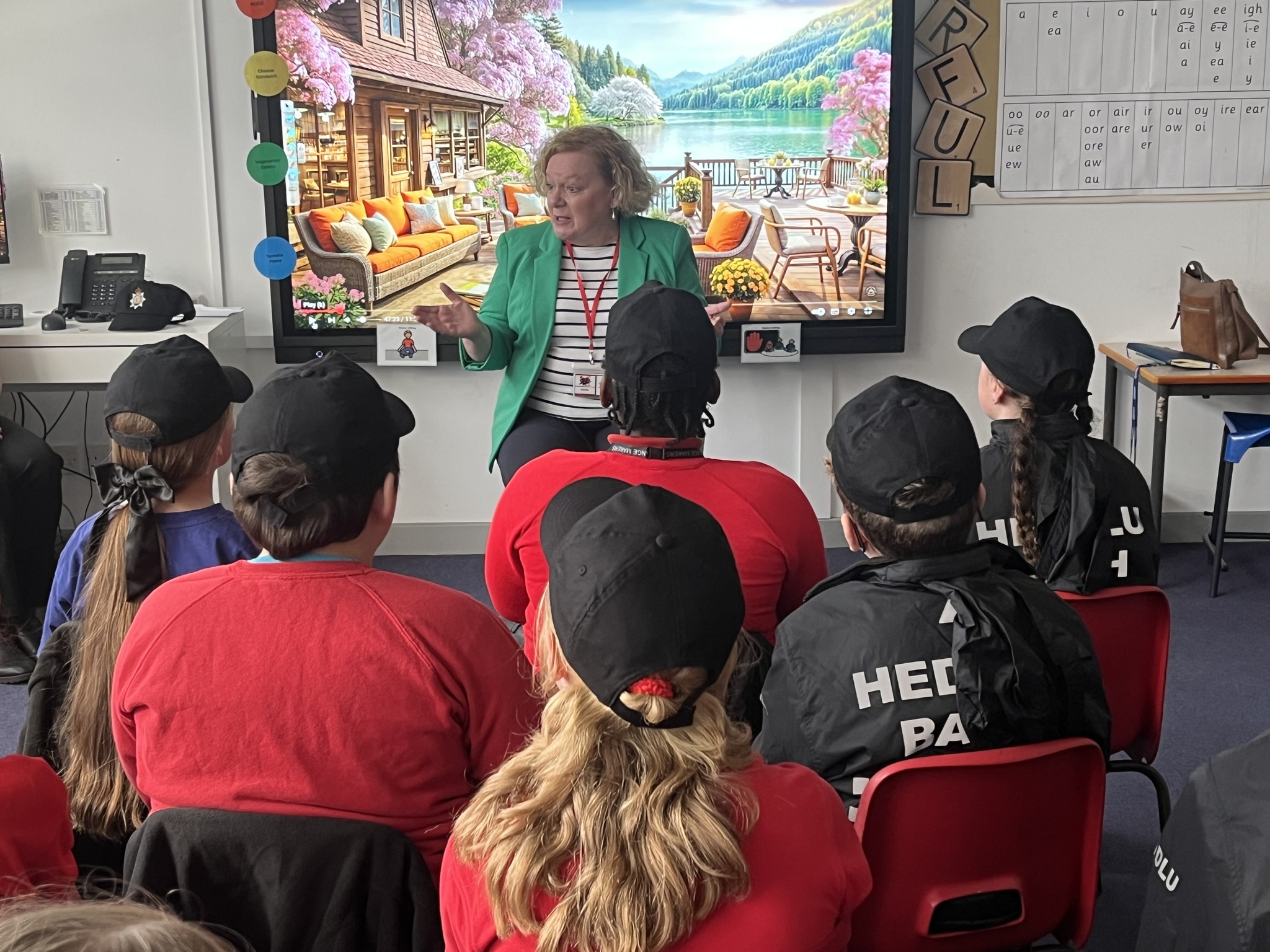 Jane Mudd yn siarad â phlant