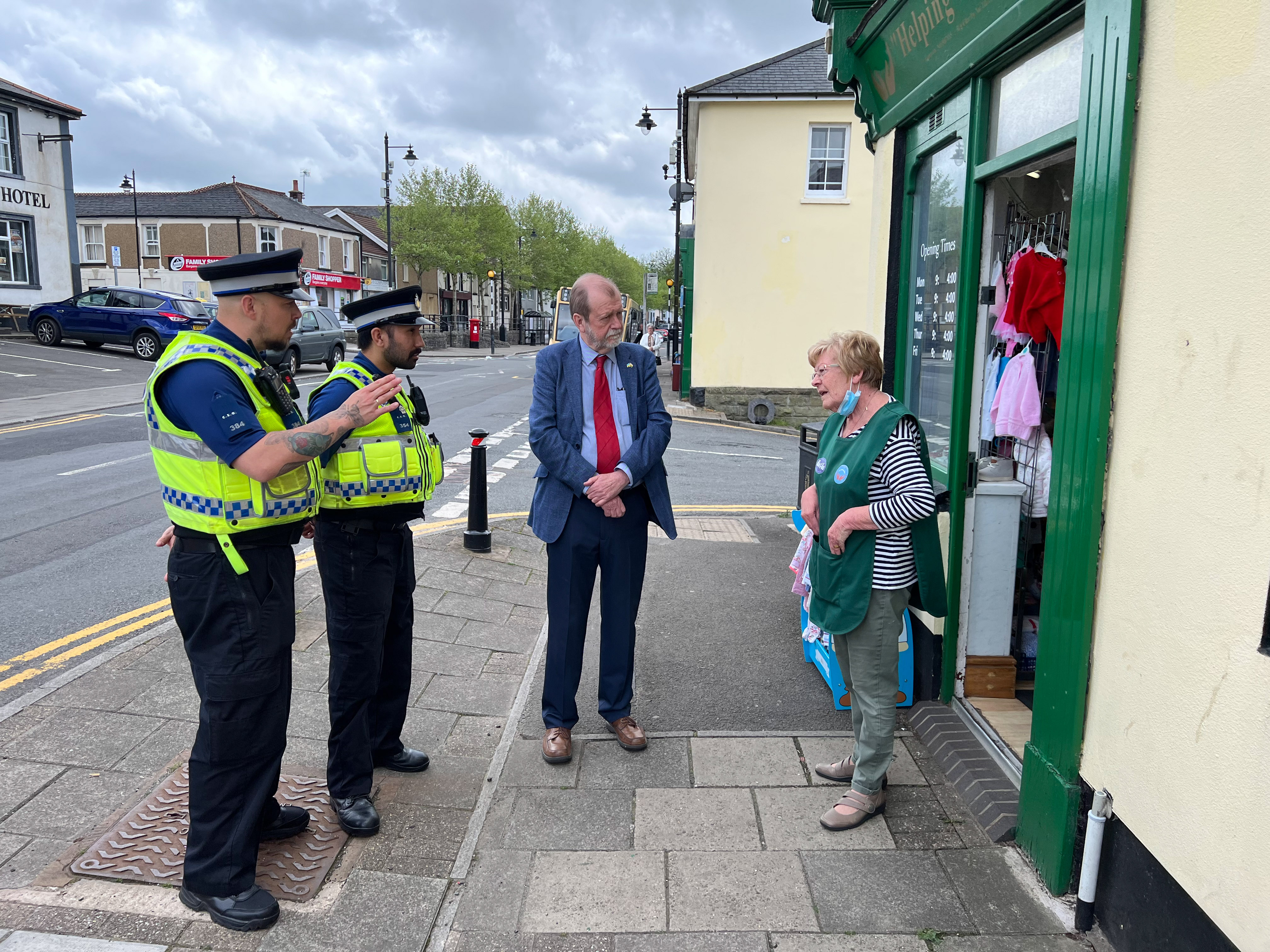 Jeff Cuthbert and CSOs meeting local resident