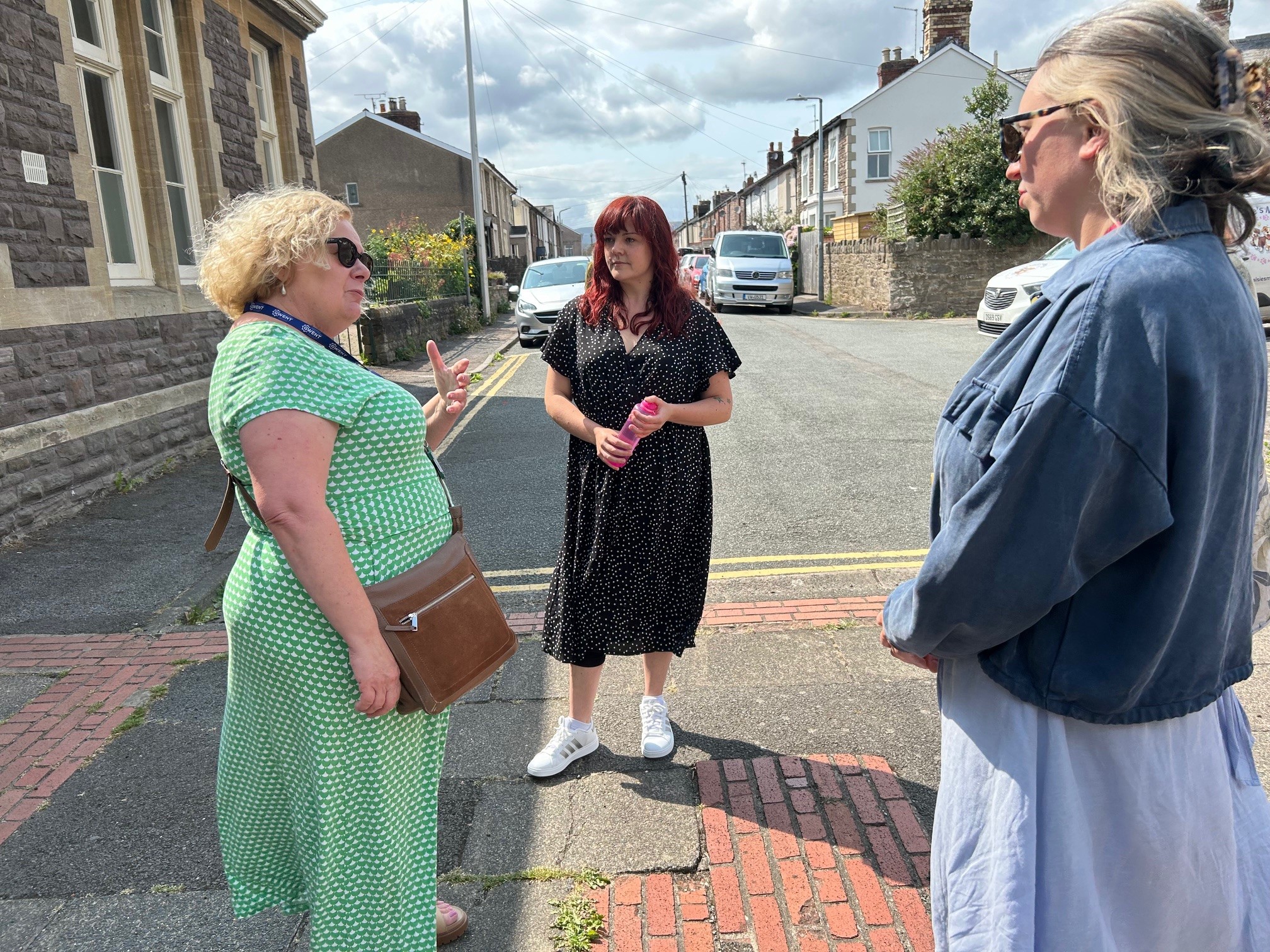 Jane Mudd gyda chynghorwyr tref Abergavenny