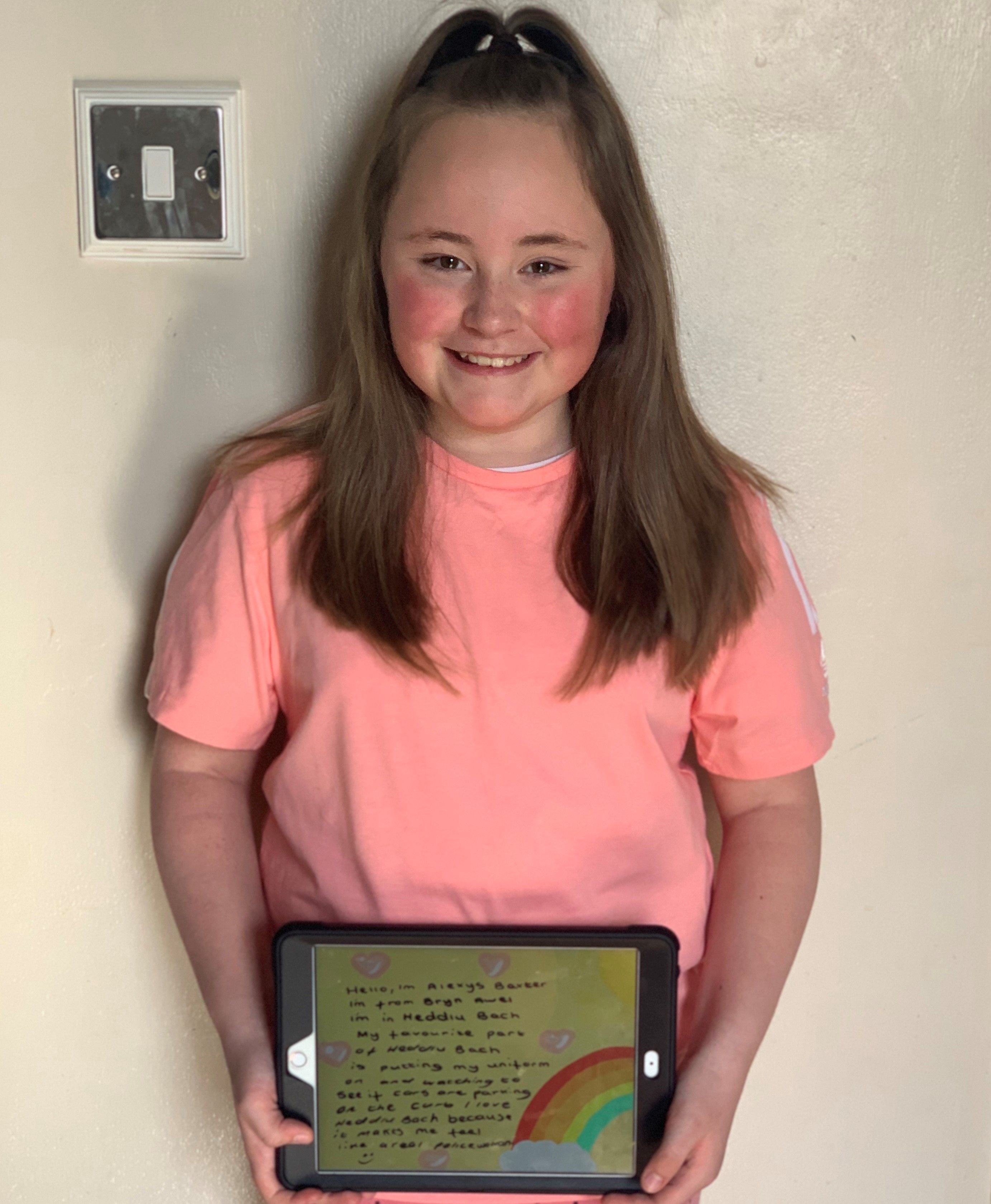 Young police volunteers write letters to isolated patients 