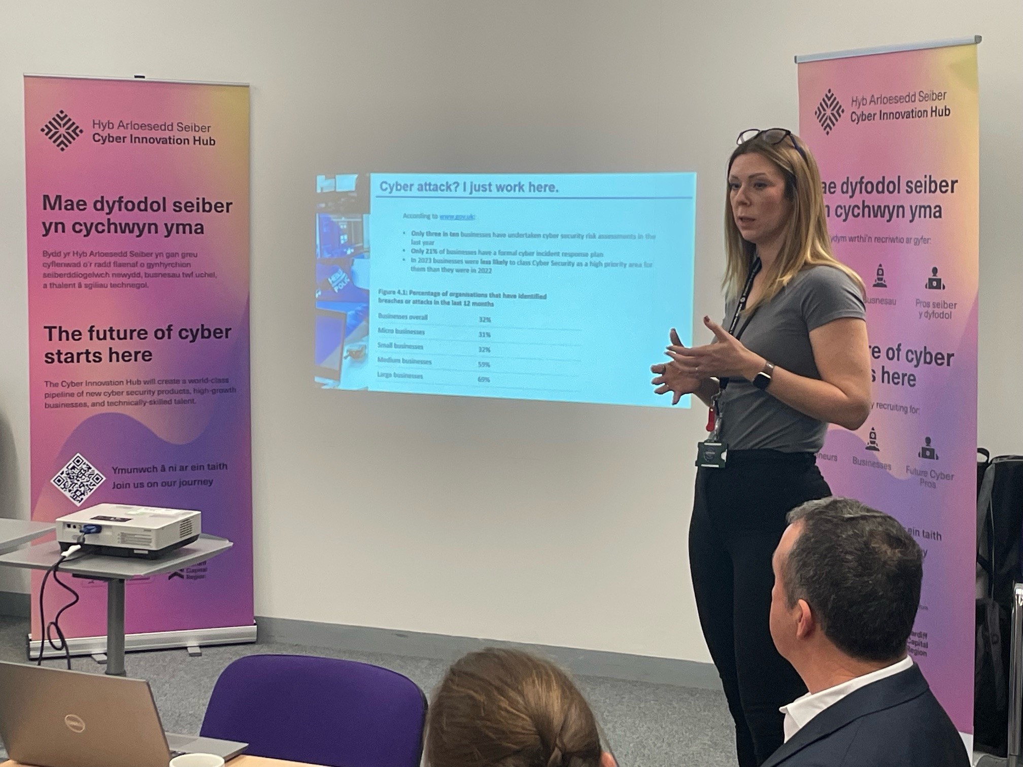 Ditectif Sarjant Lana Rees-Williams mewn digwyddiad seiber