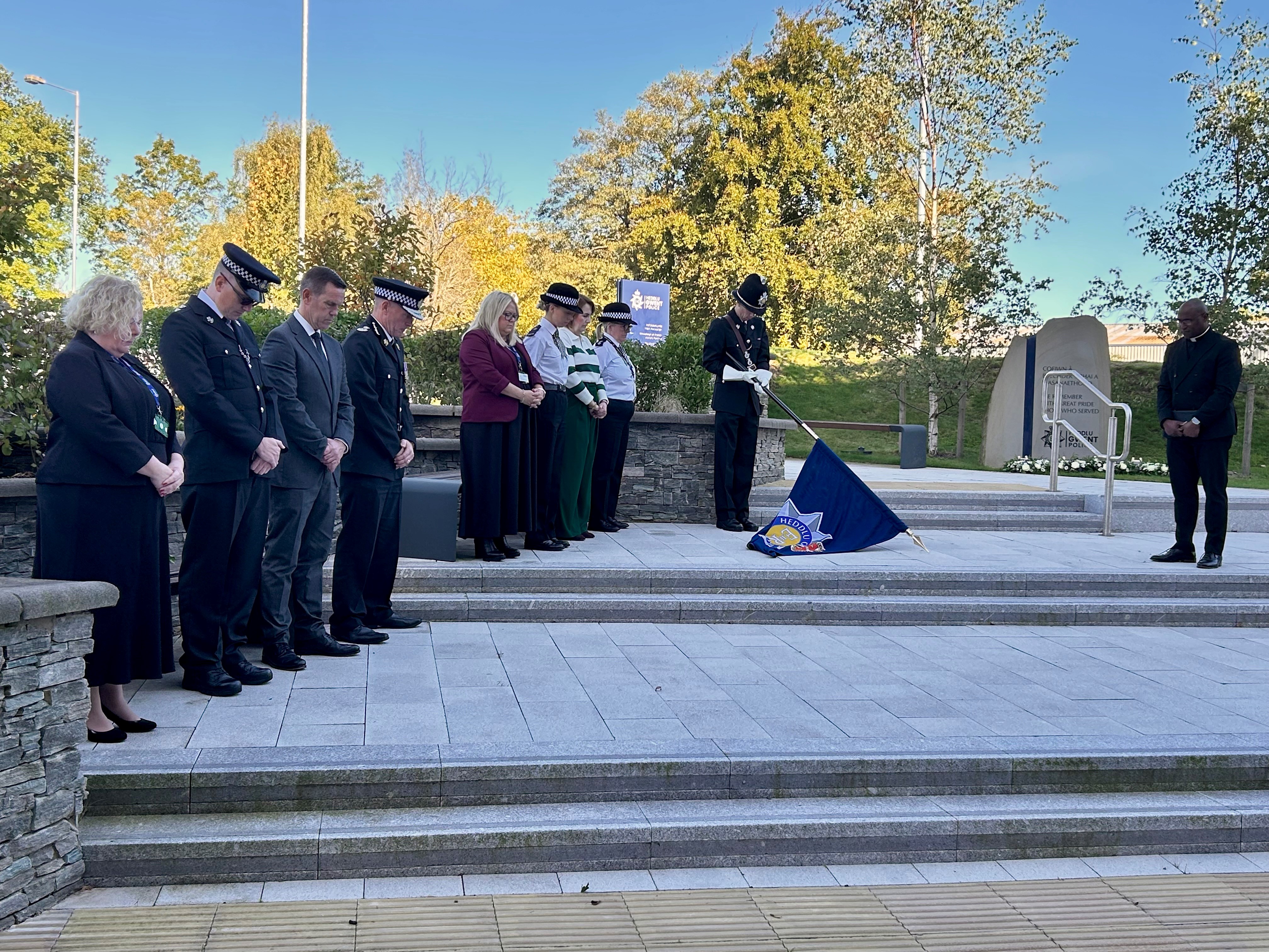 Jane Mudd a chydweithwyr plismon