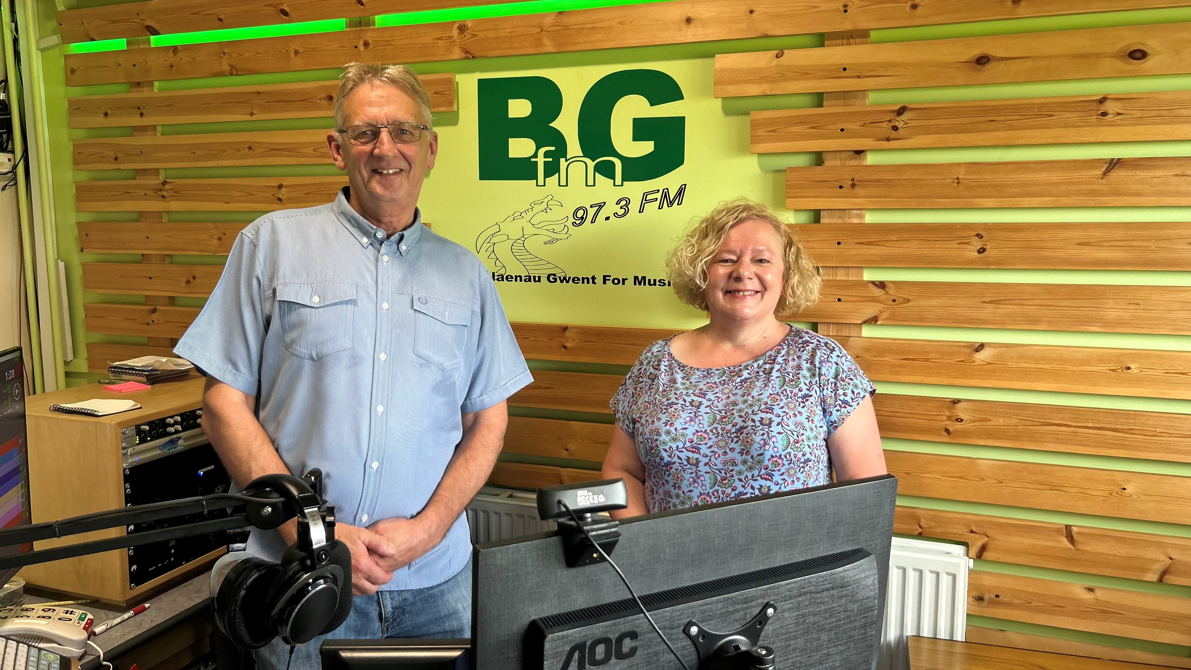 Jane Mudd gyda'r cyflwynydd radio