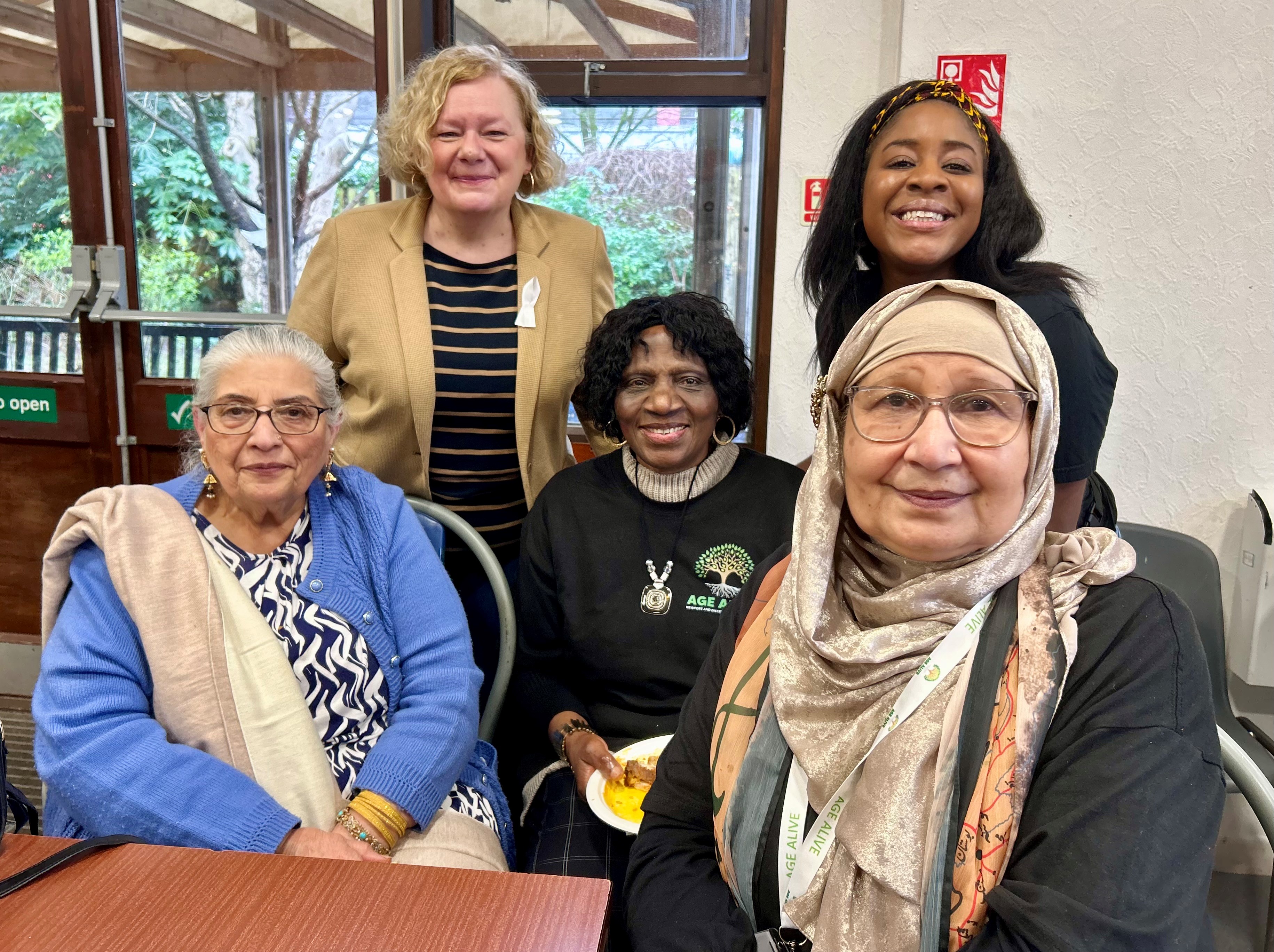 Jane Mudd gyda aelodau Age Alive