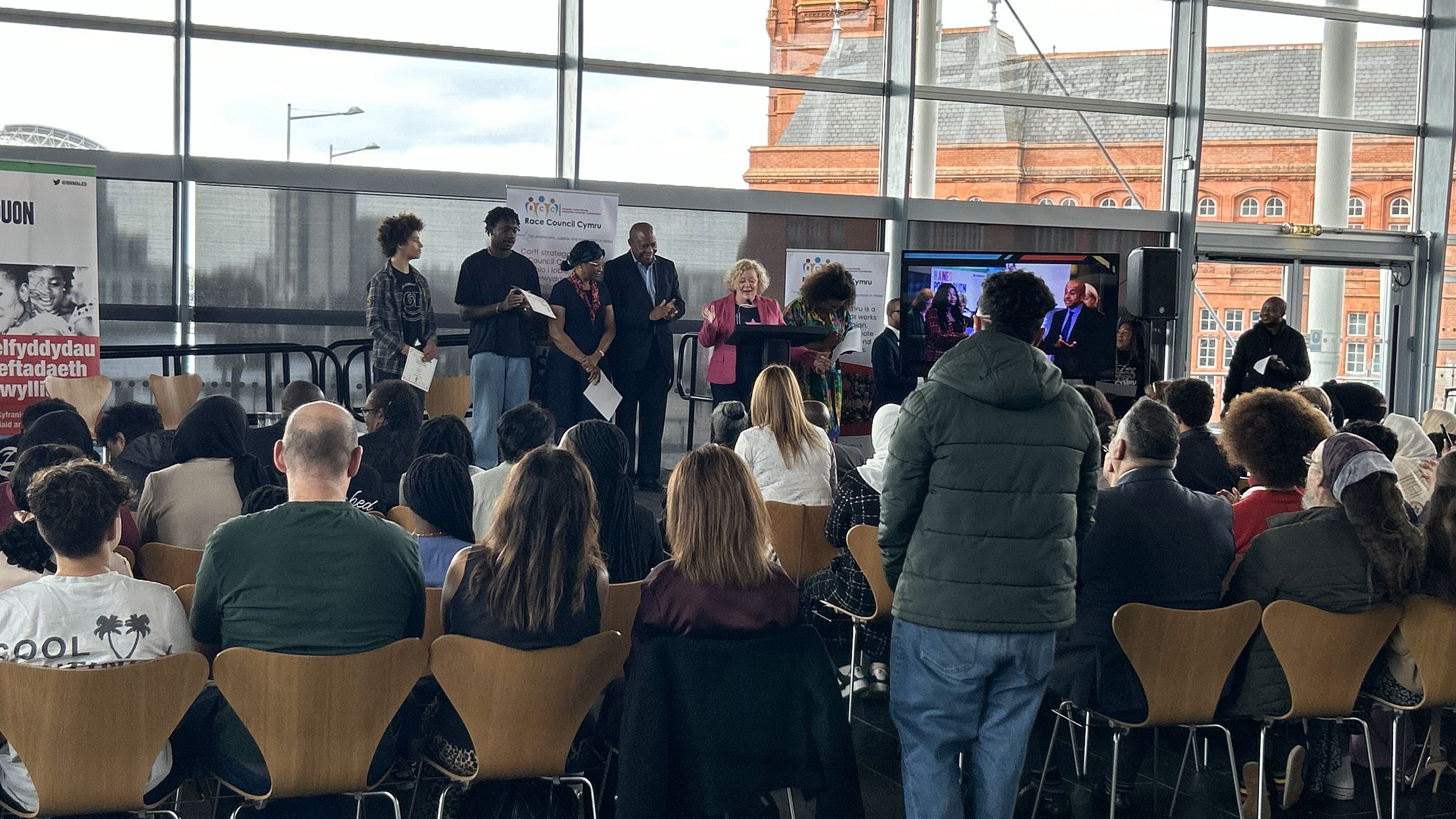 PCC Jane Mudd ar lwyfan o flaen cynulleidfa