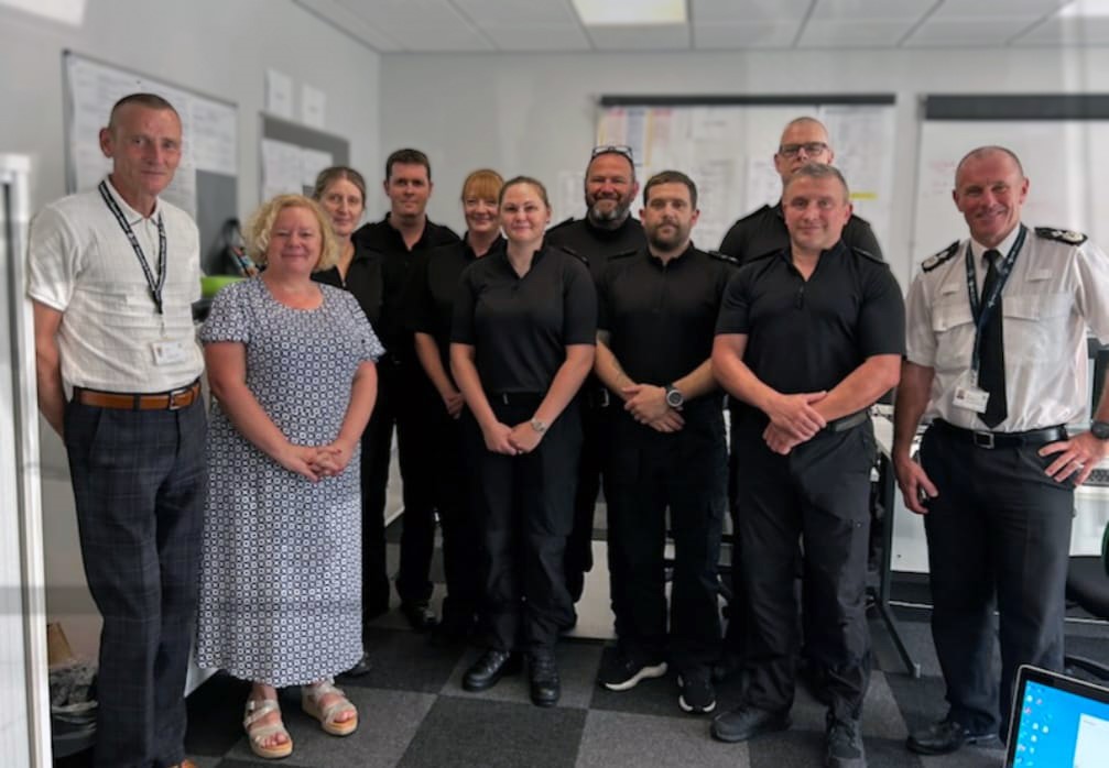 Jane Mudd gyda staff yn yr Uned Gofal i Ddioddefwyr