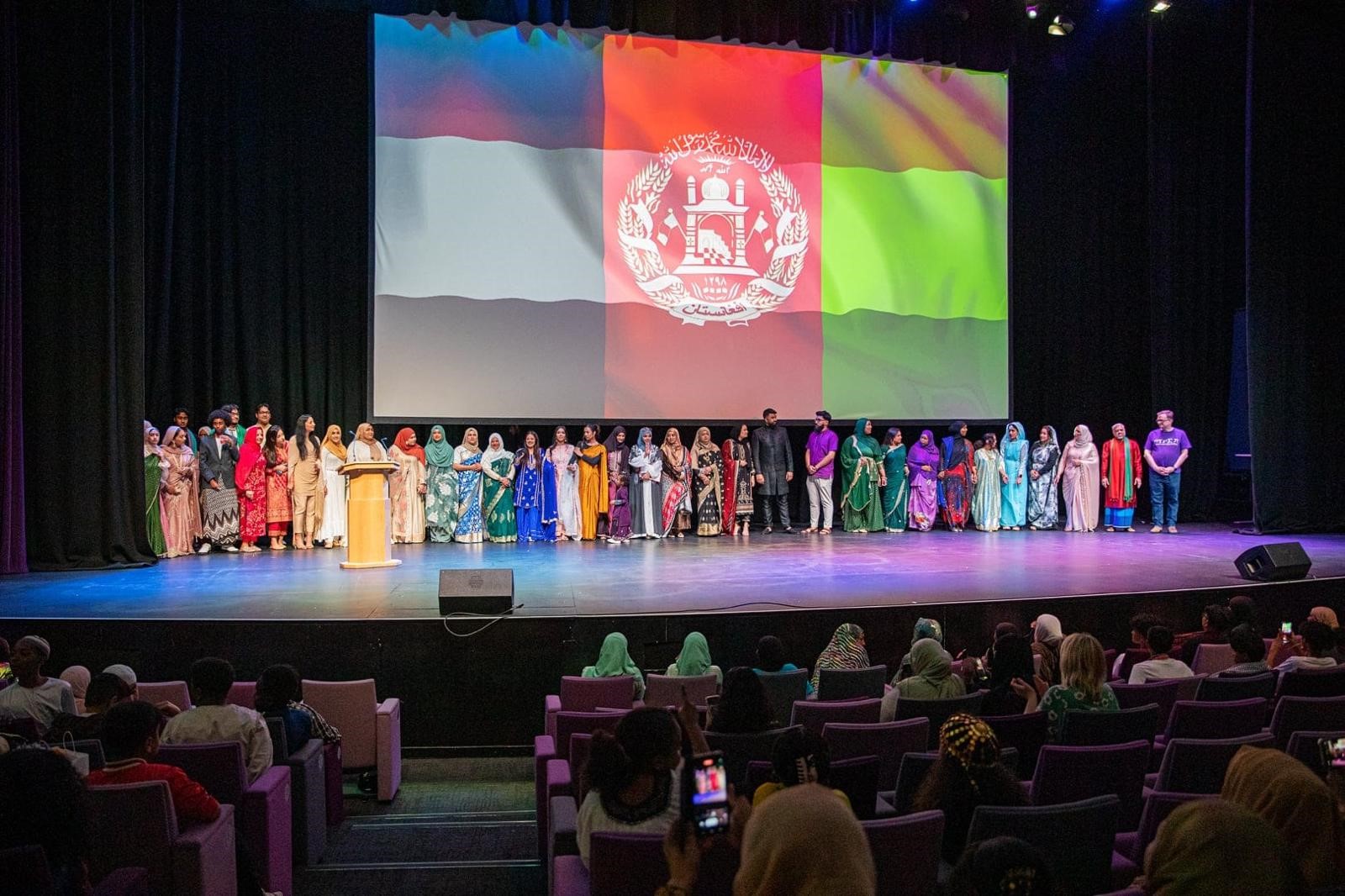 plant yn cwrdd ar y llwyfan