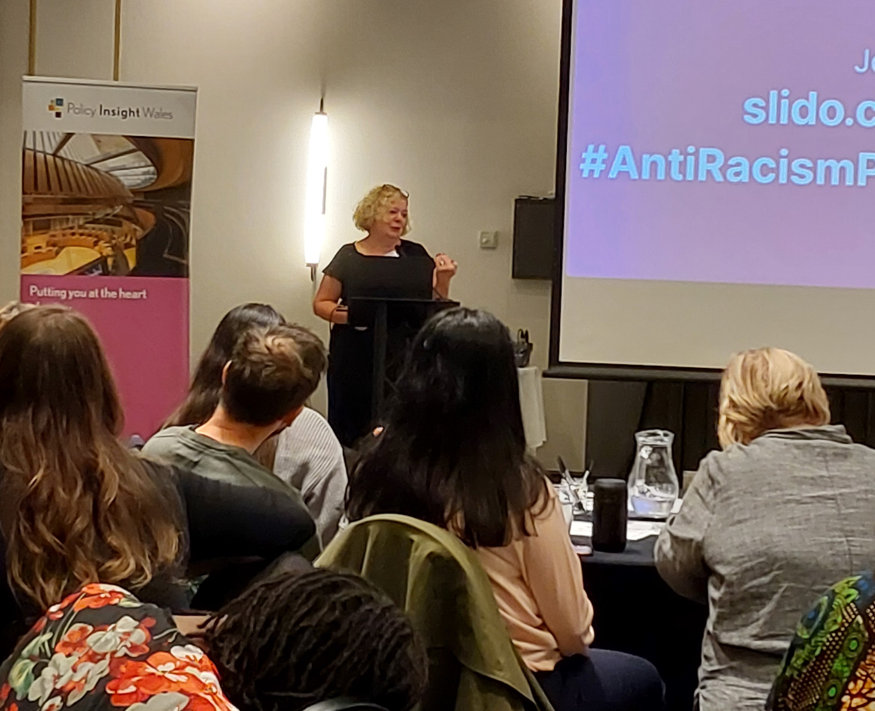 Jane Mudd yn siarad â'r gynulleidfa