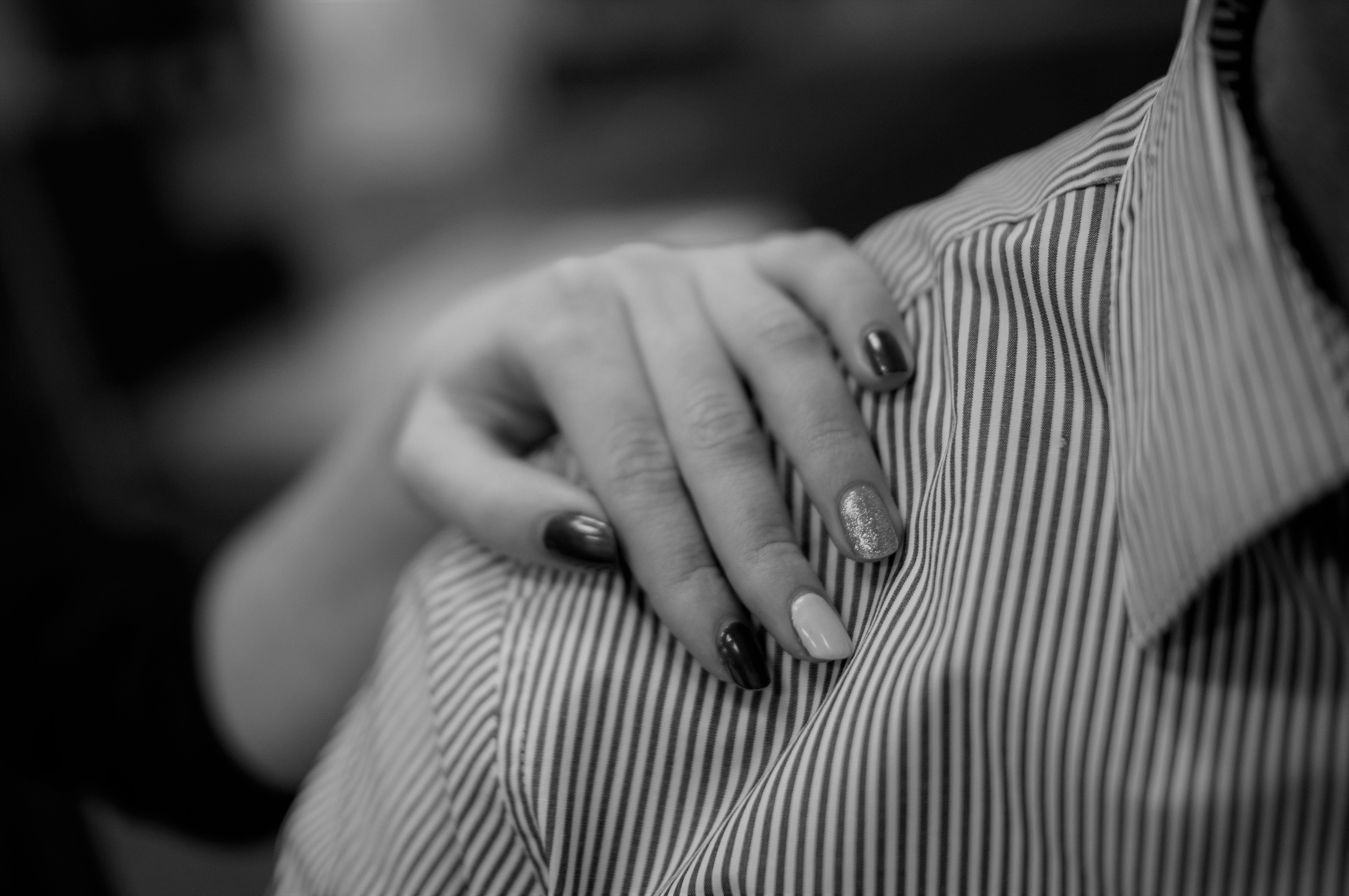 hand holding shoulder