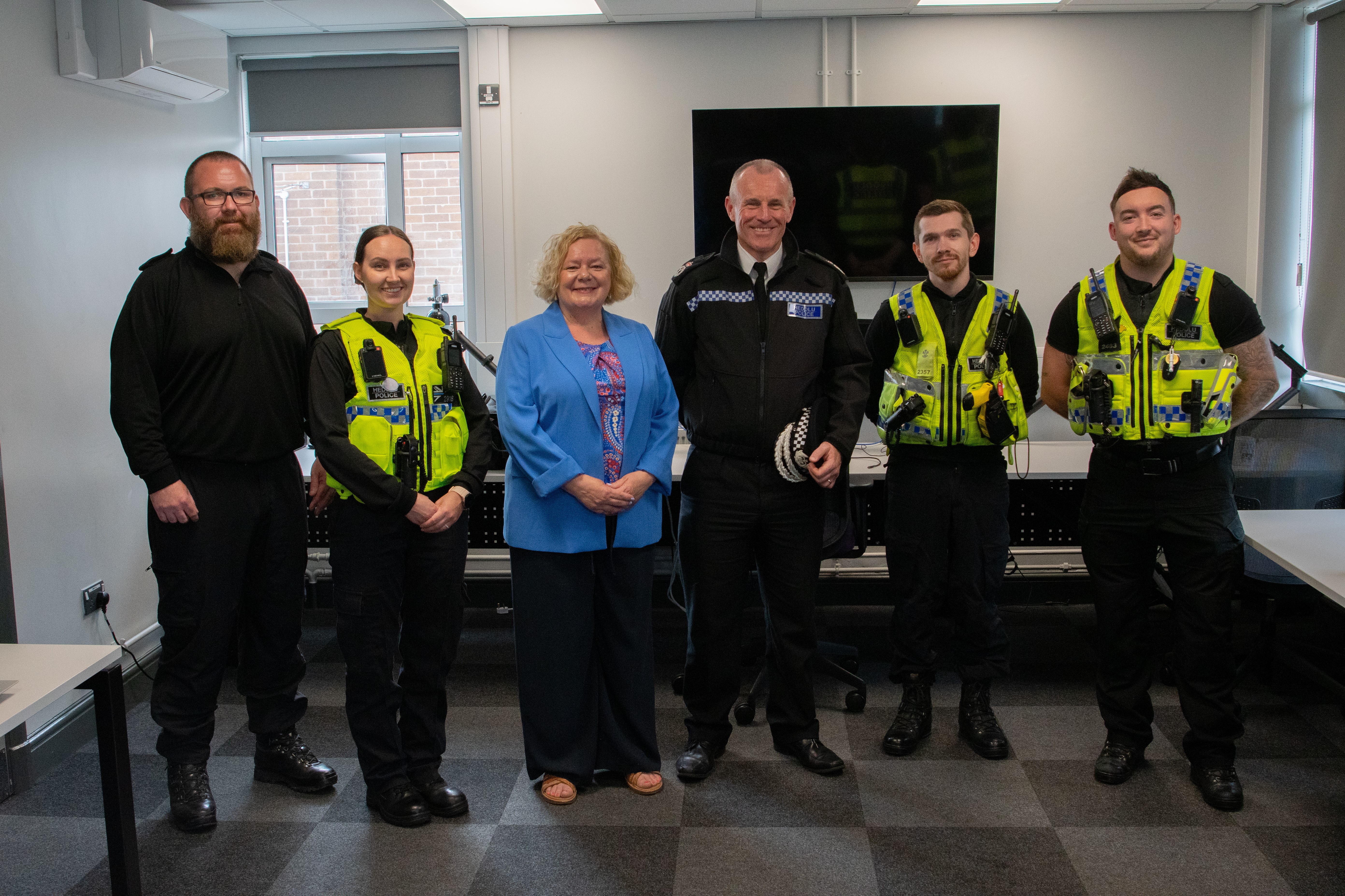 Jane Mudd gyda thîm plismona Tredegar