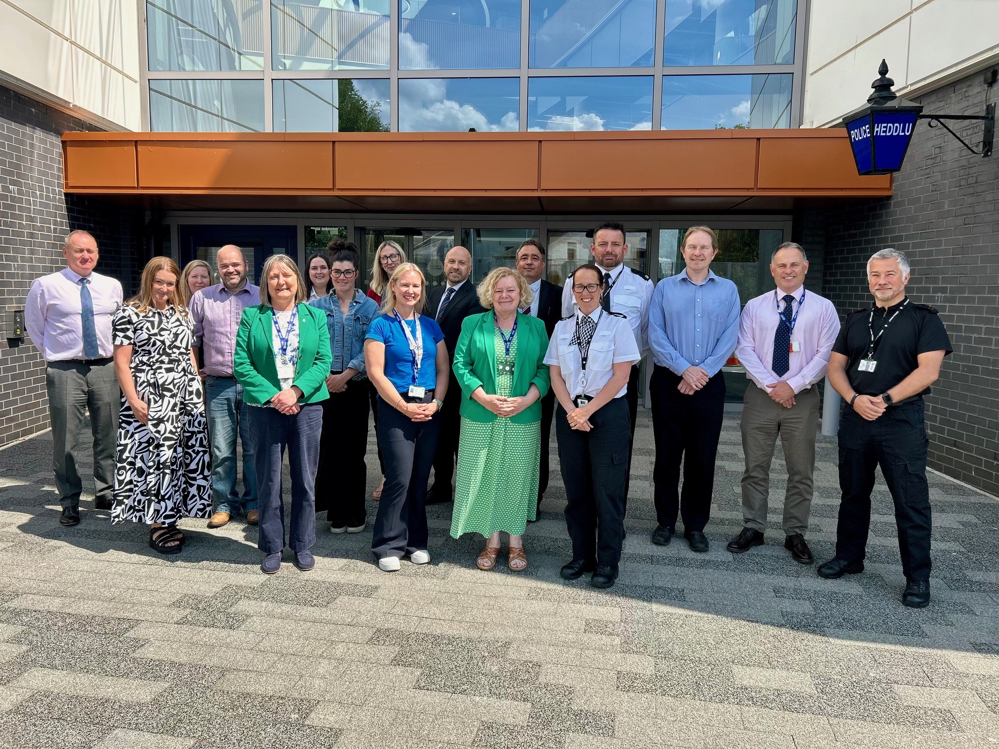 Comisiynydd gyda phartneriaid