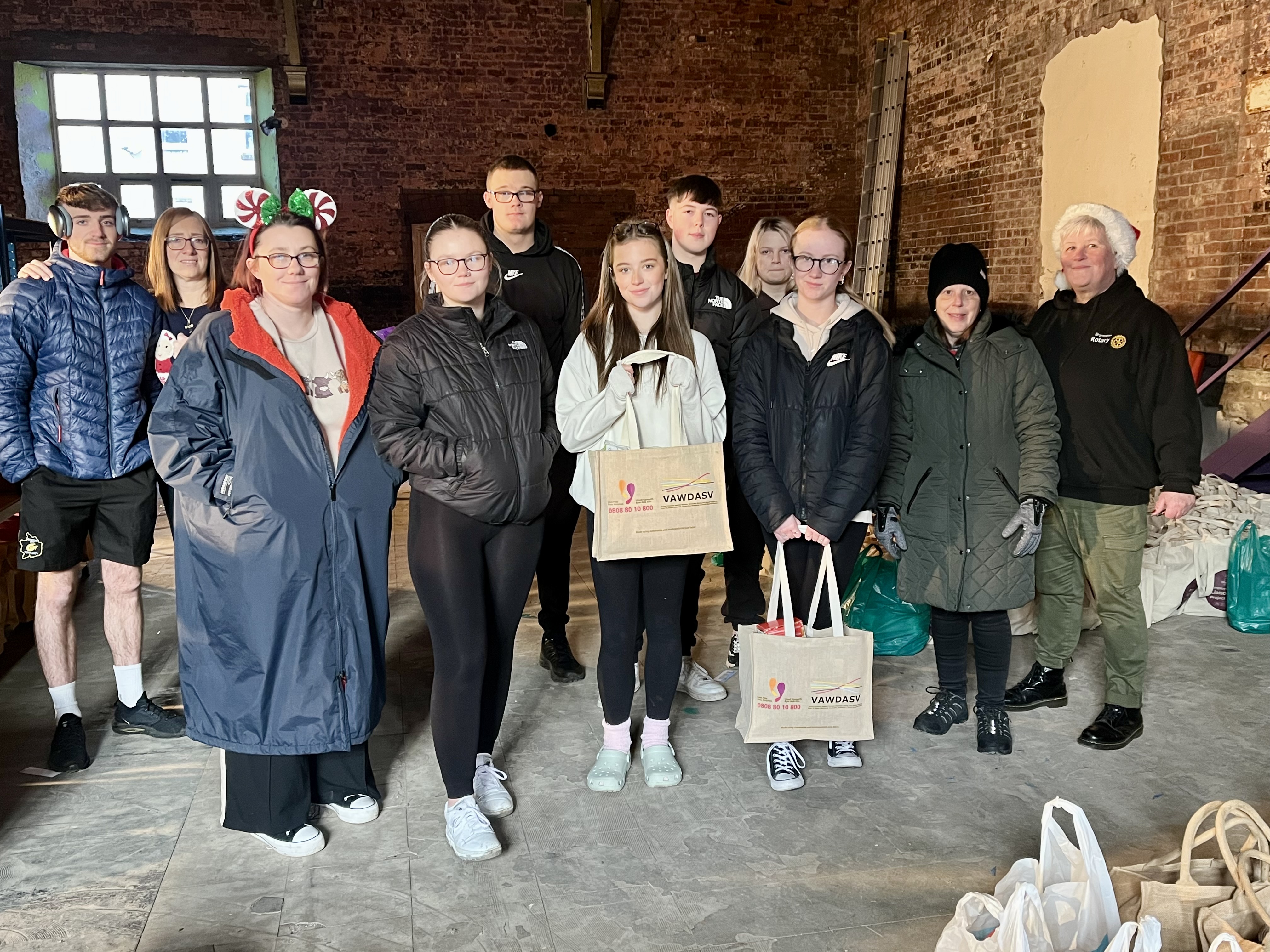 Comisiynydd yr Heddlu a Throsedd yn helpu i ariannu parseli bwyd