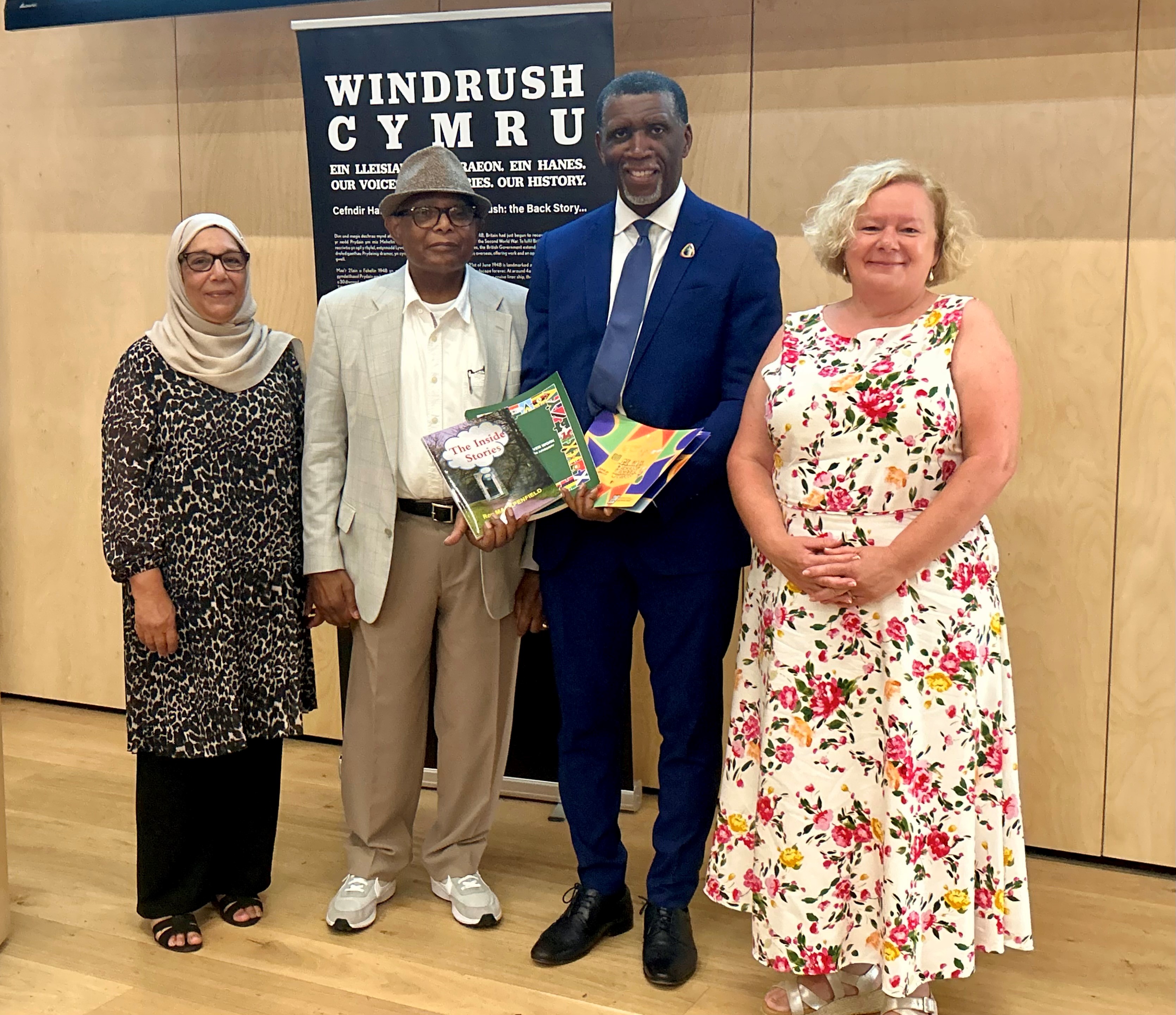 Jane Mudd gyda Comisiynydd Windrush a phreswylwyr Casnewydd