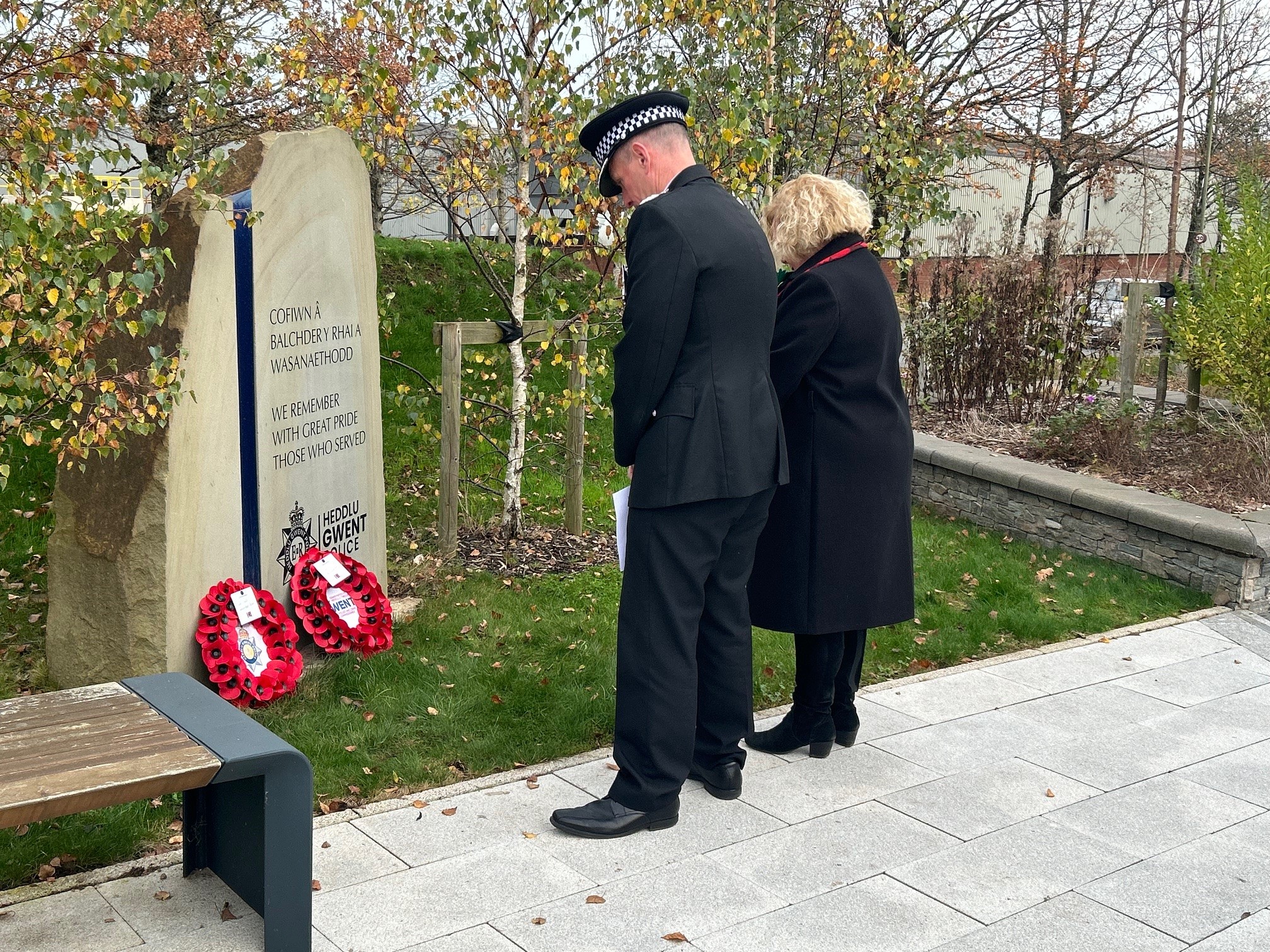 Jane Mudd a'r Prif Gwnstabl yn gosod torch