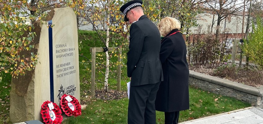 Jane Mudd a'r Prif Gwnstabl yn gosod torch